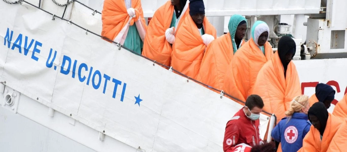 Ιταλικό πολεμικό πλοίο μεταφέρει στην Κατάνη 937 παράνομους μετανάστες και δύο σορούς